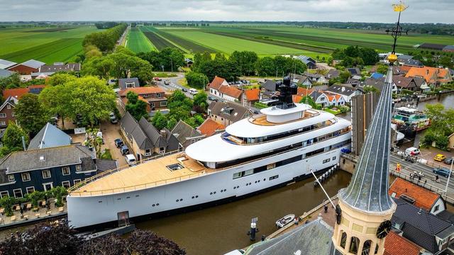 Superyacht verlässt holländische Werft durch schmale Kanäle
