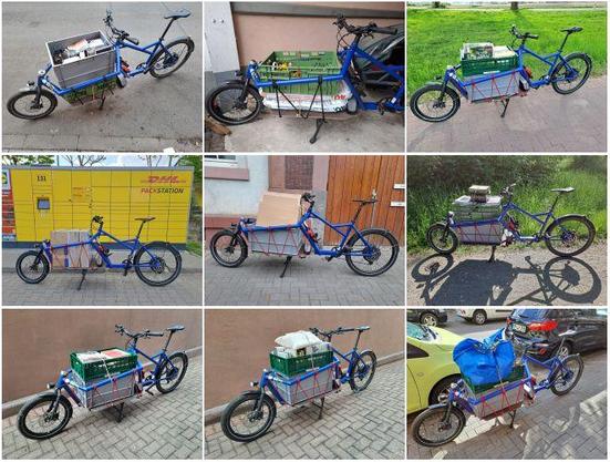 Neun Fotos zeigen ein blaues Lastenfahrrad, das auf verschiedene Arten beladen ist. Zu sehen sind unterschiedliche Transportgüter wie Kisten, Pakete, Taschen und Haushaltsgegenstände, die auf der Ladefläche vor dem Lenker stehen oder befestigt sind. Die Aufnahmen wurden an verschiedenen Orten im Freien gemacht, darunter auf Gehwegen, vor Häusern und vor einem gelben DHL-Paketautomaten.