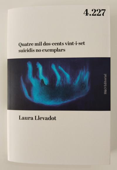 H&O editorial - portada del llibre, de color blanc i amb una imatge central on es veu el dibuix d'un animal blau i indefinit que cau al buit