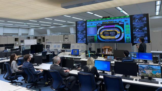 Die Parlamentarische Staatssekretärin Silke Launert (vorne rechts) am Naka Institute for Fusion Science and Technology über die Fusionstechnologie dort vor Bildschirmen.