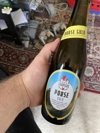 Ugens øl, Porse Guld fra Thisted Bryghus, med en rent ud sagt skuffende ny label, holdes op. Man kan skimte to gamecube-controllere på gulvet i baggrunden