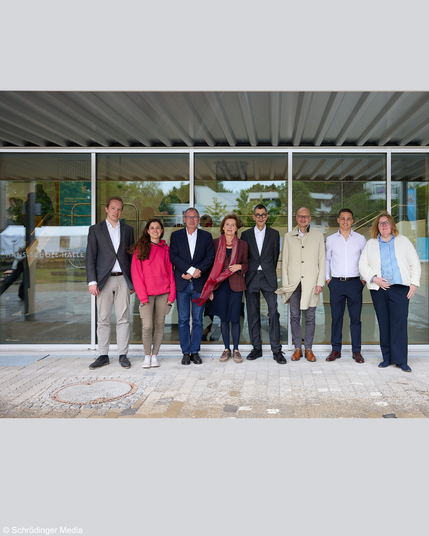 Auf dem Gruppenfoto v.l.n.r.:
Dr. Sindre W. Haugland
geschäftsführender Vorstand, Studentenstadt München e.V.,
Teresa Soyer
Vorständin, Verein Kulturleben in der Studentenstadt e.V., 
Christoph Maas, Architekturbüro Christoph Maas GmbH,
Hildegard Kronawitter, 1. Vorsitzende der Weiße-Rose-Stiftung e.V., Roman Dienersberger
Leitender Ministerialrat, Bayerisches Staatsministerium für Wohnen, Bau und Verkehr,
Ralph Büchele, Geschäftsführer, BayernHeim GmbH,
Simon Schaub
Vorstand, StuSta e.V.,
Claudia Meijering, Geschäftsführerin Studierendenwerk München Oberbayern