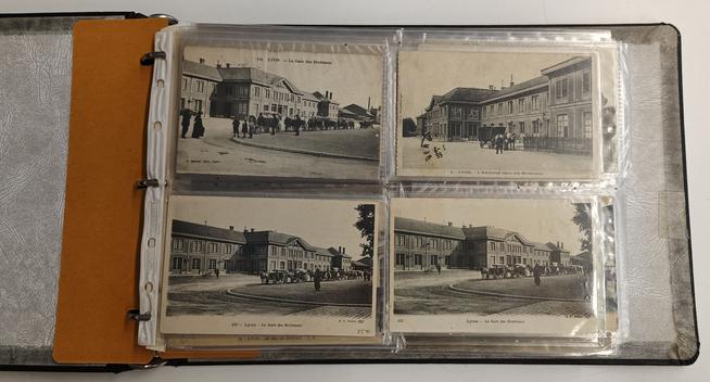 Un classeur d'origine ouvert, avec les cartes dans des pochettes en contenant 4. Elles sont souvent emballées individuellement en plus de la pochette.