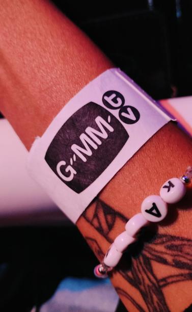 Bracelet de l'agence GMMTV à mon poignet