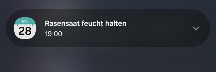 Screenshot Kalender-Erinnerung:
Links ein Feld mit "Mi" und 28, rechts "Rasensaat feucht halten 19:00"