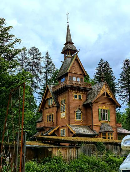 Impulse buy! This house was shipped from Chicago USA via the port of Rotterdam(Netherlands), then via train to Bad Ischl railway-station and then up the narrow mountain roads to its final location at to Kaltenbach, Bad Ischl, Austria . This was an pre-fabricated house that was on display at the World Expo in the year 1893 in Chicago USA. The Berlin-born playwright/theatre-critic/theatre-manager Oscar Blumenthal was visiting the World Expo and saw this house and bought it. It arrived at Kaltenbach in 1895. It is built from hard-wearing durable Canadian Pitch Pine and still looks impressive today, standing alone among tall trees. May 2025.