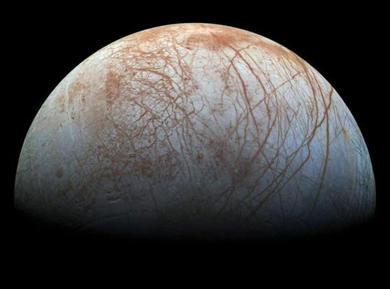 Evidence for ongoing surface changes on Europa seen by JWST
