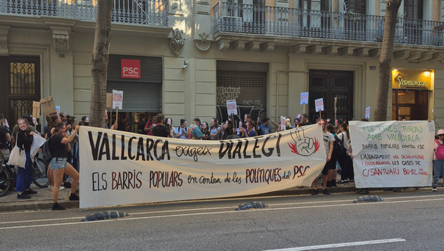 Els manifestants asseguren que no marxaran si l'alcalde no dialoga amb ells (Associació Veïnal Som Barri)
