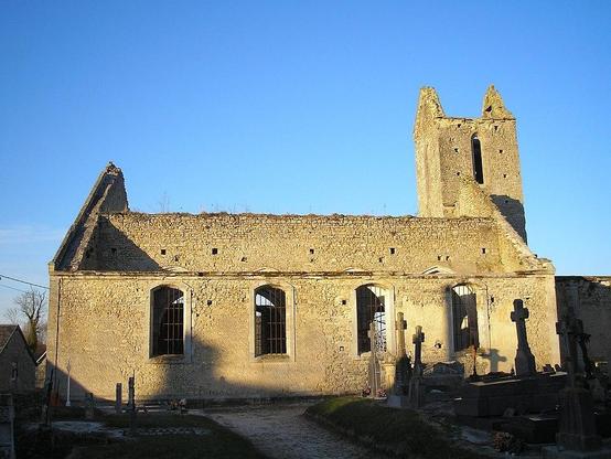Ruines de l'ancienne église à #JuayeMondaye (#Calvados) Construction 2e moitié XIIIe siècle. Eglise (ruines de l'ancienne) : inscription par arrêté du 4 novembre 1927.
Suite 👉 https://monumentum.fr/monument-historique/pa00111460/juaye-mondaye-ruines-de-lancienne-eglise
#Patrimoine #MonumentHistorique
Photo CC-BY-SA 4.0 : Ikmo-ned