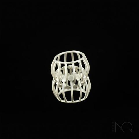 foto sobre fondo negro de 2 piezas de articulación de la pulsera anterior formando un anillo de "hilos" Plata de ley matizada en blanco