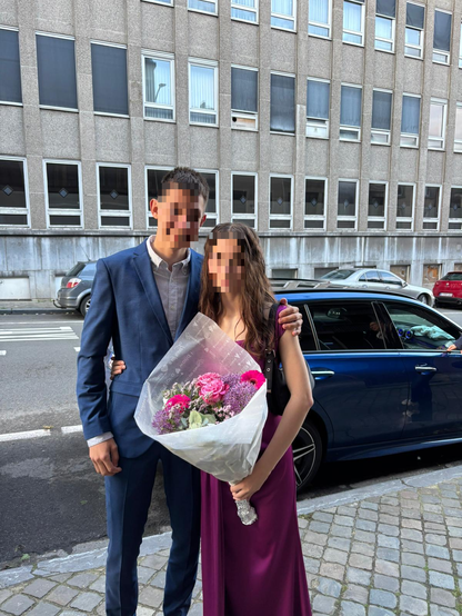 image (floutée) de ma fille et son amoureux pour aller à un bal