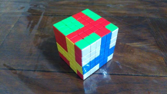 rubik's cube 6x6 avec un motif façon ruban de cadeau