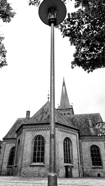 Straßenlaterne vor einer Kirche mit der Laternennummer 28.