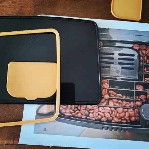 Photo du couvercle d'une cafetière et de pièces de gabarit.