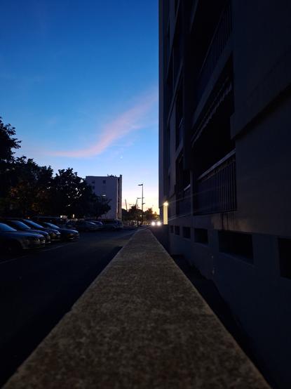 photo urbaine du crepuscule prise sur un muret