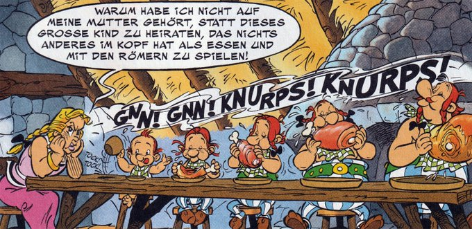 Die Frau Obelix sitzt frustriert am Tisch, während Obelix und die gemeinsamen Kinder am Tisch essen. Sie sagt: "Warum habe ich nicht auf meine Mutter gehört, statt dieses große Kind zu heiraten, das nichts anderes im Kopf hat als essen und mit den Römern zu spielen!"