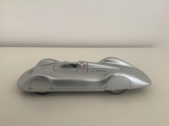 Silver Auto Union Typ C Stromlinie, Revell 1:18 model, side view