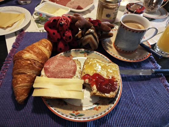 Sir Franz von Fant und Knelvis futtern ein belegtes Brötchen und ein Croissant, dazu Kaffee