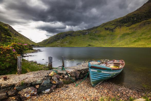 Langzeitaufnahme eines Sees in Irland mit einem angebundenen Ruderboot.