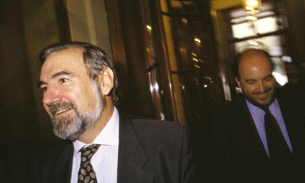 Juan Manuel Eguiagaray (PSOE), exministro de Industria, y Joaquín Almunia, en una imagen de archivo en el Congreso. (Jose R. Platon/Cover/Getty Images))