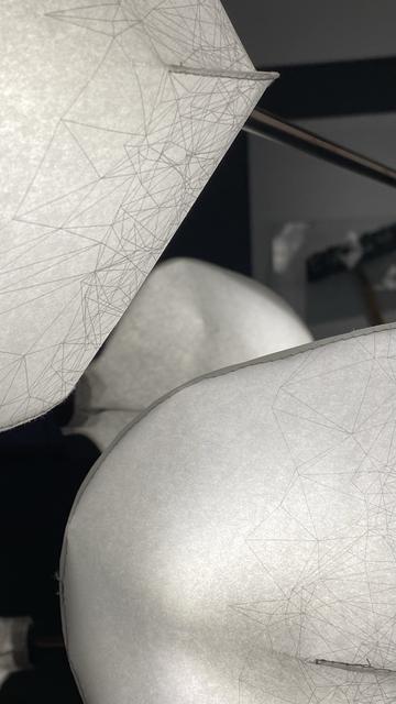 Durchscheinendes Papier mit feinen faden-artigen Strukturen von innen beleuchtet
