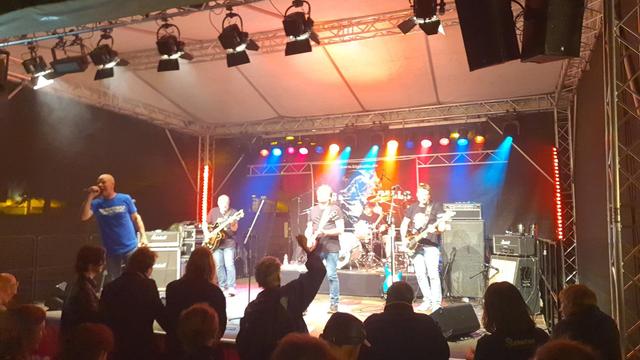 BIG BALLS live auf der Bühne.