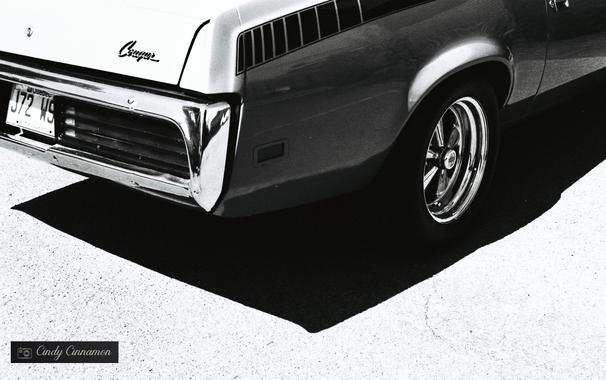 Mercury Cougar rétro photographiée en noir et blanc par Cindy Cinnamon
