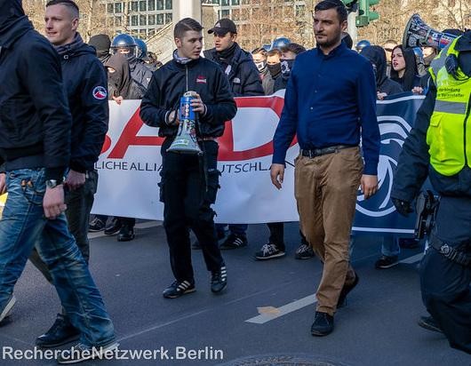 Ein Bild vom Naziaufmarsch in Berlin am 22.2.2025: Maximilian Fritsche, Justin Elbel (mit Megafon) und Ferhat Sentürk laufen vor den Fronttransparenten des Aufmarschs, u.a. von der „Bürgerlichen Allianz Deutschland“.