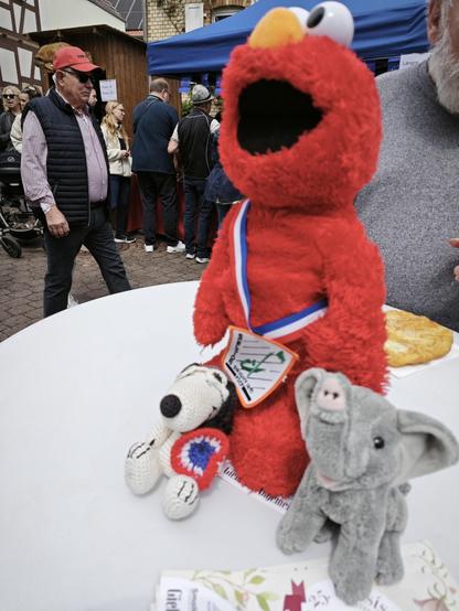 Grobian mit Frankreich Schärpe, davor Snoopy und Trötifant