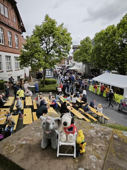 Blick auf die Wißmarer Schulstraße mit dem Markttreiben, im Vordergrund Trötifant, Snoopy und Woodstock