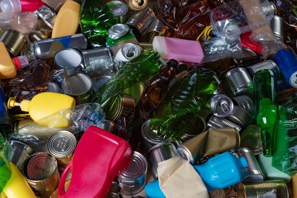 un montón de residuos de envases de plástico y latas