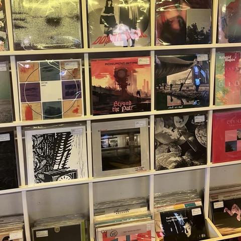 De selectie cassettes en vinyl van independent labels en artiesten bij Koffieleute Recordstore in Utrecht. Inclusief 'Monument in Time' van Beyond the Pale. Ben je in Utrecht? Check dan  Koffieleute: een warm welkom en altijd chill ☕️🎵