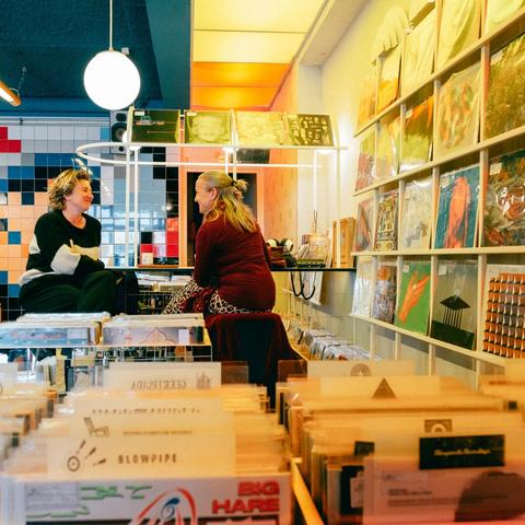 De selectie vinyl bij Koffieleute Recordstore, Westerkade 30 in Utrecht. Je vindt er o.a. 'Monument in Time' van Beyond the Pale. 
Dusch: ben je in Utrecht? Check dan  Koffieleute. Een warm welkom en altijd chill ☕️🎵