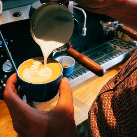 Heerlijke kopje koffie bij Brauhaus Koffieleute en Koffieleute Recordstore. Westerkade 30 in Utrecht.
