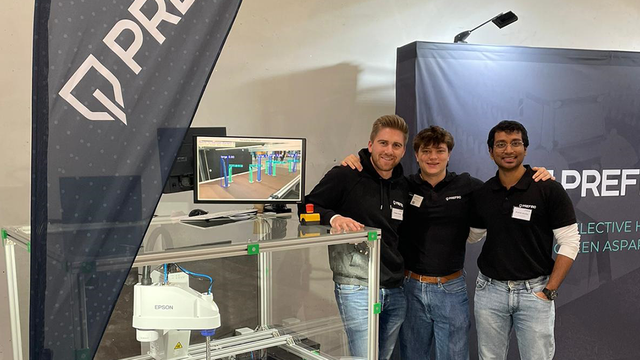 Titelbild des techtag-Beitrages. Zu sehen 3 Teammitglieder am Prefiro Demostand mit passendem Vorstellungsequipement