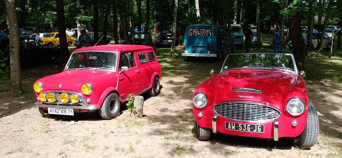 À gauche, une mini break. À droite, une aston Martin