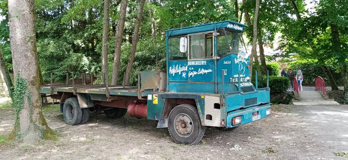 Un vieux camion bleu