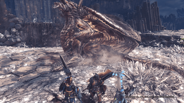 Erneut ein Bild mit den drei Jägern vor dem Drachen. Dieses mal aus einem anderen Winkel. Zudem sieht es so aus, wie als würde Kushala Daora gähnen. Nach einem Schrei sieht es zumindest nicht aus.