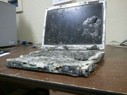 Ein Foto von einem komplett zerstörten Laptop.