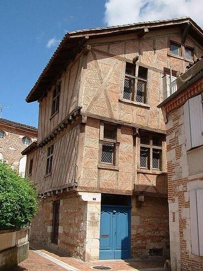 Maison à pans de bois à #Agen (#LotEtGaronne) A l'origine, boulangerie séparée des maisons voisines. Construction datée de la fin du XVe siècle au début du XVIIe siècle. L'édifice se compose d'une cave et d'un ...
Suite 👉 https://monumentum.fr/monument-historique/pa00125246/agen-maison-a-pans-de-bois
#Patrimoine #MonumentHistorique
Photo CC-BY-SA 4.0 : John Seb Barber from Leeds, UK