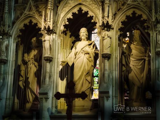 Hauptaltar der Schlosskirche Wittenberg mit zentraler Christusfigur, flankiert von den Aposteln Petrus und Paulus sowie acht kleineren Apostelfiguren, neugotischer Stil von 1892.