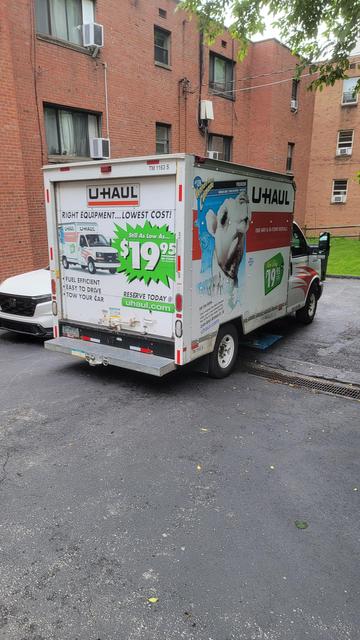 May be a a truck is parked on the side of the road

Text extracted: 0 し を ー 0 ス V00 よ 訊 s 認 C 0 0 0 日 C : S99 に