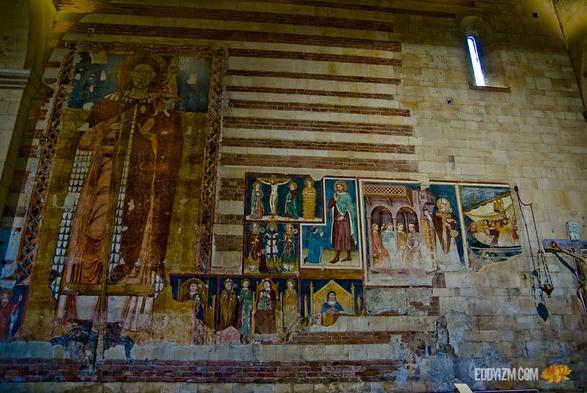 Frescos
#Verona #Italia 
ƒ/2.8 1/5 17mm ISO200
.
.
.
#SONY #A100 #architecture #photography #Italy #Europe #gooutside #travel #lightroom #exploration #goexplore #wanderer #church #old #chiesa
