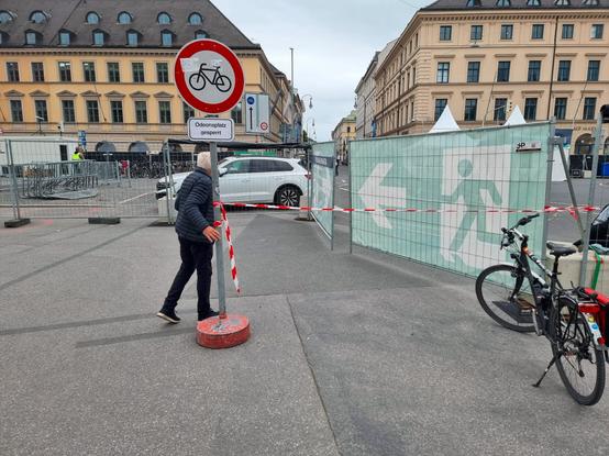 Gesperrte Fahrradfurt am Odeonsplatz mit Bauzäunen und Schild.