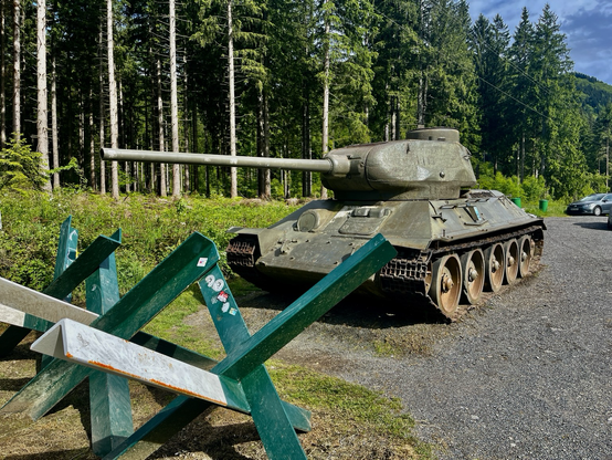 Alter Panzer vor 3 Panzersperren als Mahnmal neben der Straße zum Wurzenpass