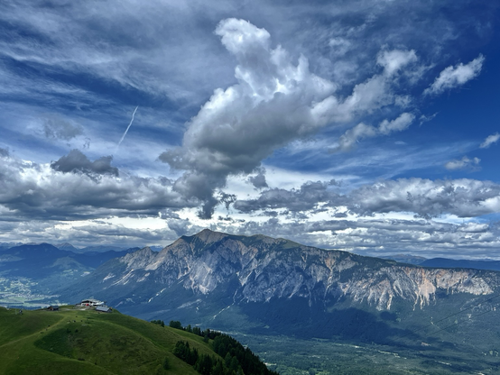 Dobratsch Gipfel Panorama mit der markanten Felswand und bewölkten Himmel