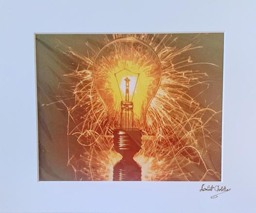 Photo.
Ampoule et éclats de lumière
