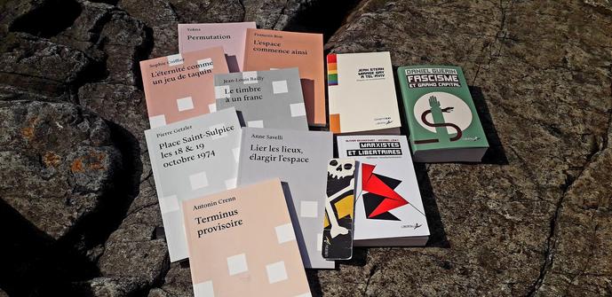 Quelques livres sur un rocher au bord de la mer en Bretagne Nord :
"L'espace commence ainsi" /François Bon.
"Permutation"/ Yokna 
"Lier les lieux, élargir l'espace"/ Anne Savelli. 
"Terminus provisoire"/ Antonin Crenn. 
"Place Saint-Sulpice les 18 & 1o octobre 1974"/ Pierre Getzler. 
"L'éternité comme un jeu de taquin"/Sophie Coiffier. 
"Le timbre à un franc"/ Jean-Louis Bailly. 
Ces livres sont publiés aux éditions L'Oeil ébloui. 
"Fascisme et grand capital"/ Daniel Guerin. 
"Mariage gay à Tel-Aviv"/Jean Stern. 
"Marxistes et libertaires"- Affinités révolutionnaires. Par Olivier Besancenot et Michael Löwy. 
Ces trois textes sont publiés aux éditions Libertalia.