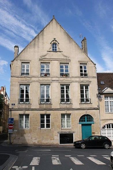 Maison à #Caen (#Calvados) La cave est du XIVe siècle, tandis que la façade sur rue est du XVIIe siècle. Construction XIVe siècle, XVIIe siècle. Façade sur rue : inscription par arrêté du 13 avril 1928 ; Cave :...
Suite 👉 https://monumentum.fr/monument-historique/pa00111184/caen-maison
#Patrimoine #MonumentHistorique
Photo CC-BY-SA 4.0 : Roi.dagobert