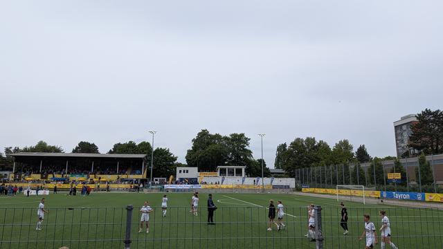Die Spielerinnen des FC St. Pauli verabschieden sich von den Fans.